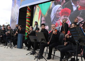 الفنان الثوري سميح شقير يثمّن تعدد الشعوب وثقافاتهم بإقليم شمال وشرق سوريا