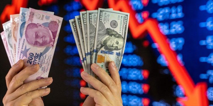بوادر إفلاس اقتصادي.. المركزي التركي يُنفِق 12 مليار دولار للسيطرة على الليرة