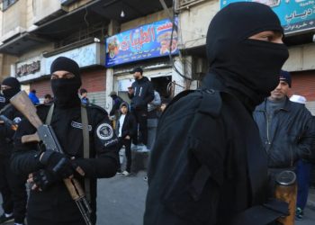 جريمة مروّعة في حمص.. مسلحون يقتحمون منزلاً ويقتلون أربعة أفراد من عائلة واحدة