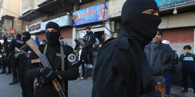 جريمة مروّعة في حمص.. مسلحون يقتحمون منزلاً ويقتلون أربعة أفراد من عائلة واحدة