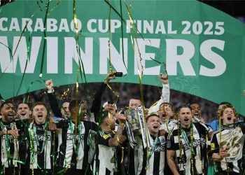 نيوكاسل يقهر ليفربول ويتوّج بكأس الرابطة
