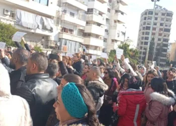 فصل العاملين في القطاع الصحي يُثير موجة من الاحتجاجات
