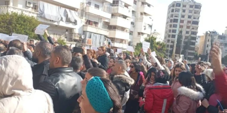 فصل العاملين في القطاع الصحي يُثير موجة من الاحتجاجات