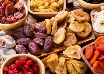 لكِ ولجنينكِ.. إليكِ فوائد تناول المكسرات والفواكه المجففة
