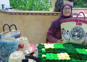 مغربية.. تعيد الحياة للقفف والزرابي التقليدية