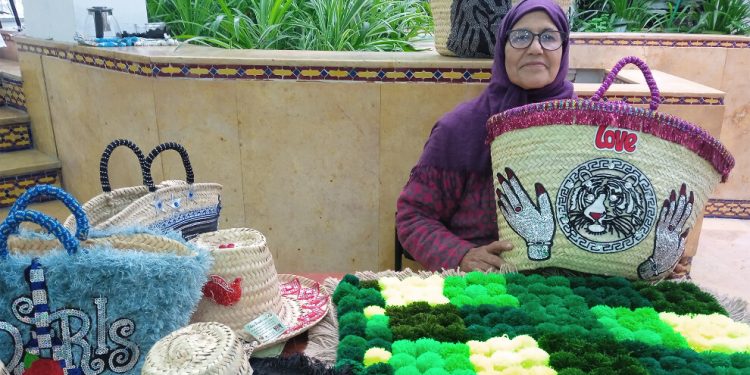 مغربية.. تعيد الحياة للقفف والزرابي التقليدية