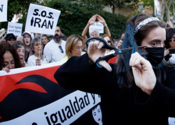 منظمة العفو الدولية: السلطات الإيرانية صعَّدت حملتها القمعية ضد مدافعات عن حقوق المرأة