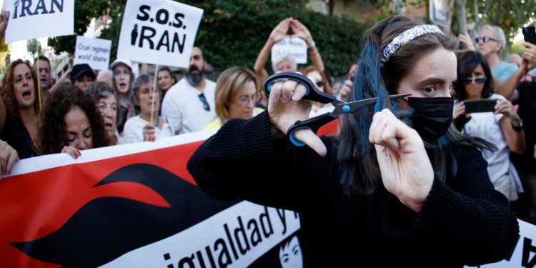 منظمة العفو الدولية: السلطات الإيرانية صعَّدت حملتها القمعية ضد مدافعات عن حقوق المرأة
