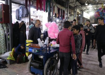 وسط تفاوت في الأسعار أسواق الطبقة تكتظُ بالمتسوقين استعدادًا للعيد 