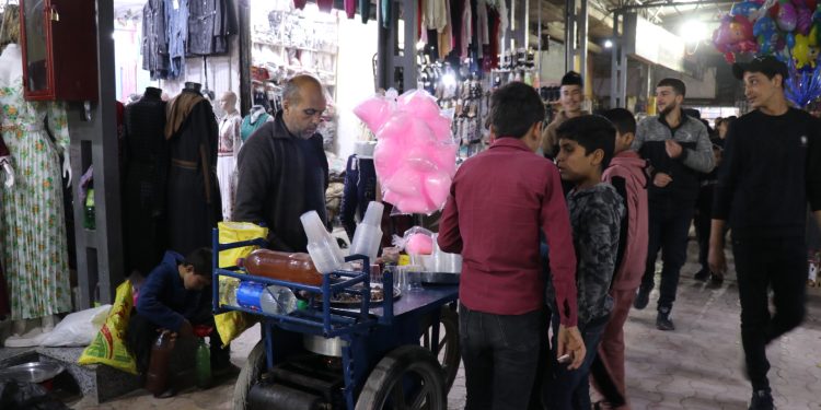 وسط تفاوت في الأسعار أسواق الطبقة تكتظُ بالمتسوقين استعدادًا للعيد 