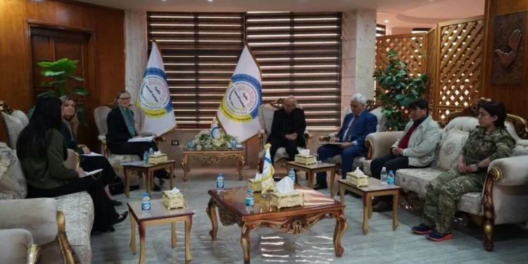 الإدارة الذاتية تُسلِّم امرأة وثلاثة أطفال من عوائل داعش لبريطانيا