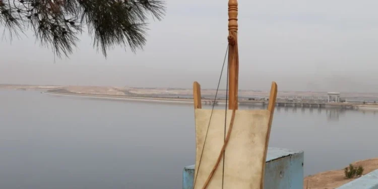 الربابة.. سفيرة التراث الفراتي ترافق عشاقها في الظروف كلها