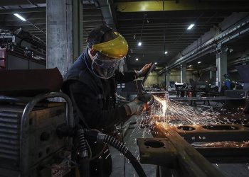 إنتاج تركيا الصناعي يواصِل الانكماش مسجلاً أدنى مستوى في أربعة أشهر