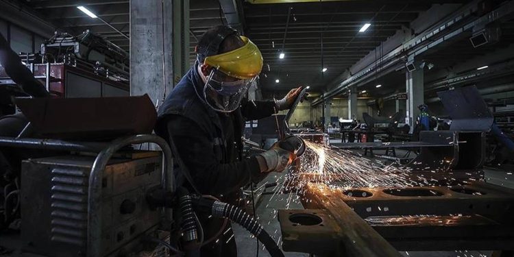 إنتاج تركيا الصناعي يواصِل الانكماش مسجلاً أدنى مستوى في أربعة أشهر