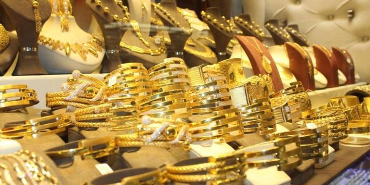 الذهب يخترق مستوى تاريخياً جديداً وسط مخاوف النمو الاقتصادي العالمي