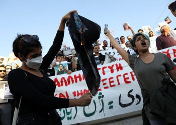 السلطات الإيرانية تواصل الانتهاكات بحق الناشطات الكرديات