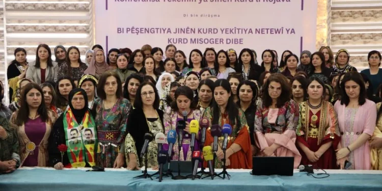 المرأة الكردية تكتب التاريخ من قلب النار