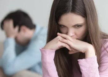 تأثير الخيانة العاطفية على صحة المراهقين النفسية والاجتماعية