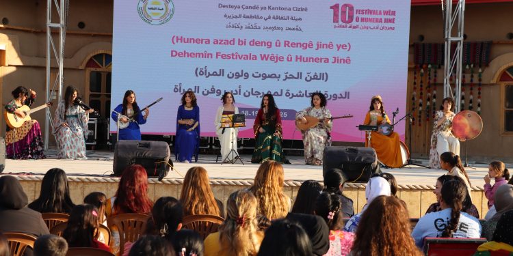 دبكات وفقرات غنائية نسائية تحيي مهرجان “أدب والفن المرأة” بدورته العاشرة