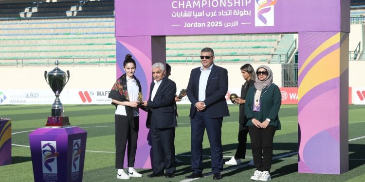 بشالها الكردي النجمة “آية محمد” تتسلّم جائزة هدّافة بطولة غرب آسيا للشابات بالأردن