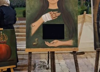 شيندا عيسى تُجسّد روح المرأة في لوحتين تحملان رمزية التحدي والقداسة