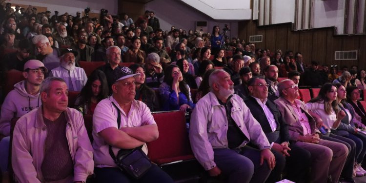 عودة “معن دويعر” إلى خشبة مسرح قامشلو بعد أكثر من ثلاثين عاماً