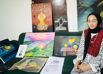 فنانة من غزة.. تتخذ رسم الجيتار قاعدة للانطلاق نحو قضايا النساء