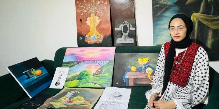 فنانة من غزة.. تتخذ رسم الجيتار قاعدة للانطلاق نحو قضايا النساء