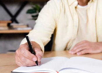 كيف تساعدنا الكتابة على تجاوز الصعوبات والضغوط..؟