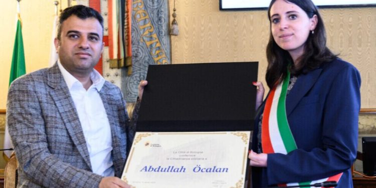 مثقفون وحقوقيون: منح المواطنة الفخرية القائد عبد الله أوجلان يساهم بدعم عملية السلام