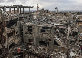 وسط الخراب في غزة… مها المغاري تعيد ترميم صيدليتها