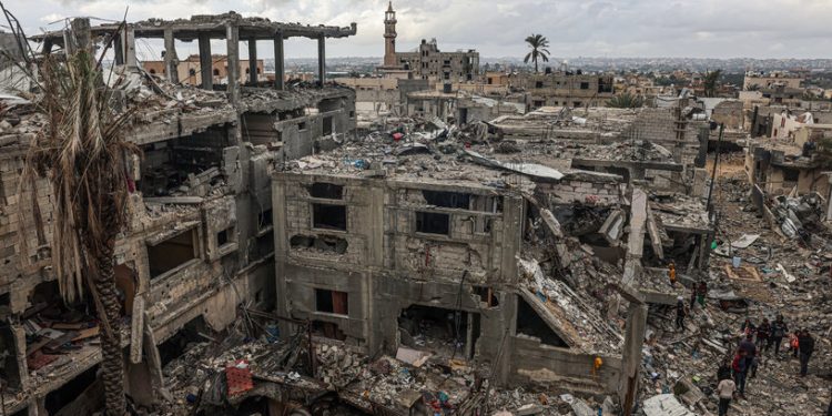وسط الخراب في غزة… مها المغاري تعيد ترميم صيدليتها
