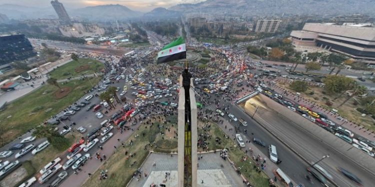 أهالي دير الزور: قرار رفع العقوبات خطوة نحو التعافي الاقتصادي وتحسين المعيشة