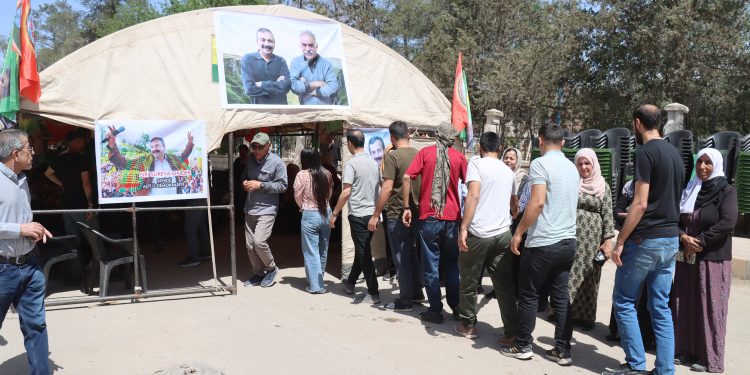 أهالي قامشلو وريفها يؤدون واجب العزاء لعضو وفد إمرالي سري سريا أوندر