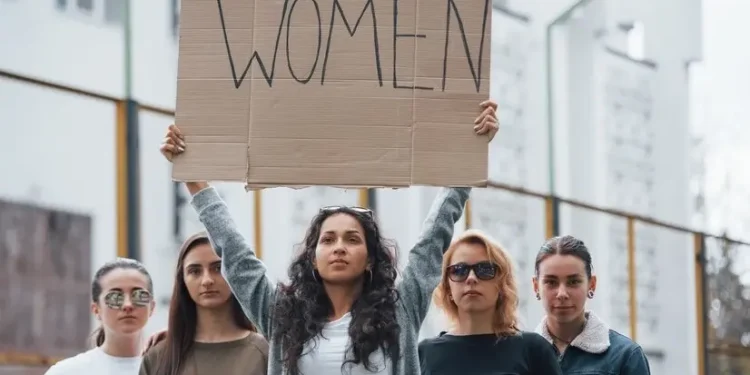 هي ليست مدبرة منزل وقطعة أثاث هي وطنك أنت وأطفالك