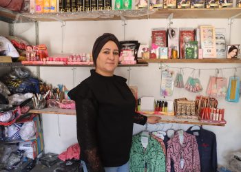 امرأة من قامشلو.. تحوّل زاوية صغيرة إلى مساحة أمل ومعيشة كريمة