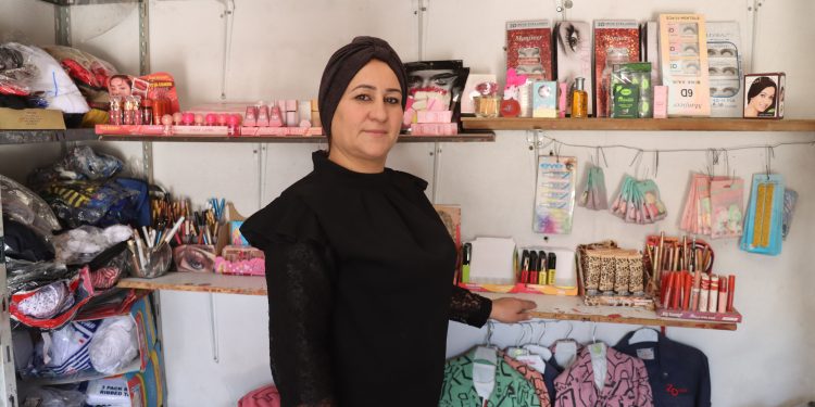 امرأة من قامشلو.. تحوّل زاوية صغيرة إلى مساحة أمل ومعيشة كريمة