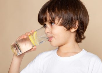 بطرق سهلة ومجرّبة.. تخلّصي من آلام المعدة لدى طفلك
