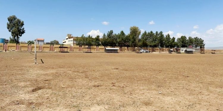 بعد فقدان الأمل بالجهات المعنية.. تأهيل ملعب عامودا بمبادرة شخصية