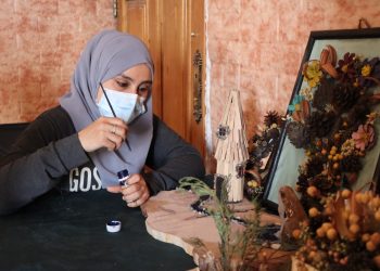 بين خيوط التريكو وترتيب الورد.. امرأة تحول موهبتها إصراراً