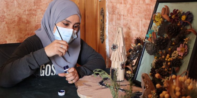 بين خيوط التريكو وترتيب الورد.. امرأة تحول موهبتها إصراراً