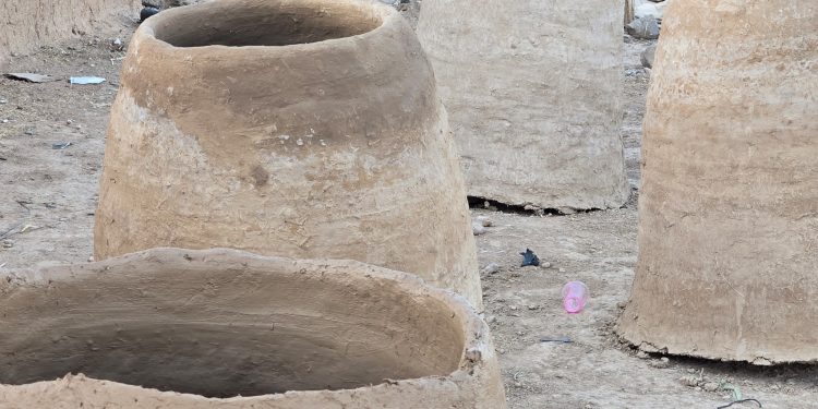 تنور الطين التقليدي في دير الزور.. نكهة تراث بمواجهة الحداثة