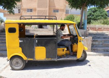 توك توك الطبقة.. وسيلة نقل الفقراء وروَّاد الأسواق