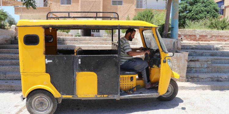 توك توك الطبقة.. وسيلة نقل الفقراء وروَّاد الأسواق