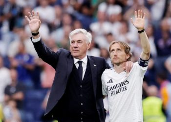 جماهير ريال مدريد تودع مودريتش وأنشيلوتي بـ”تيفو مزدوج” في البرنابيو