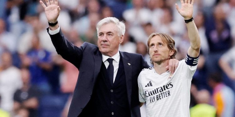 جماهير ريال مدريد تودع مودريتش وأنشيلوتي بـ”تيفو مزدوج” في البرنابيو