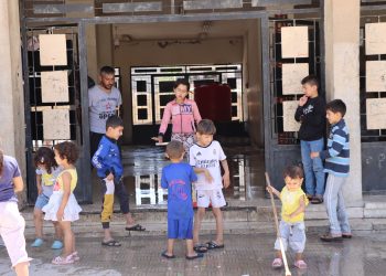 حين يصبح الصف بيتاً.. معاناة المهجرين بين الحر والحرمان