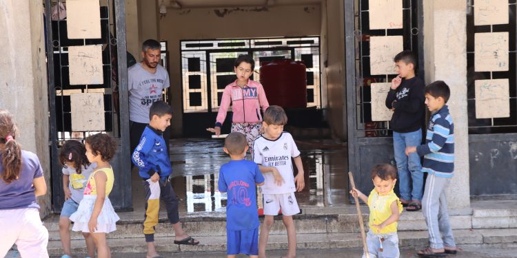 حين يصبح الصف بيتاً.. معاناة المهجرين بين الحر والحرمان