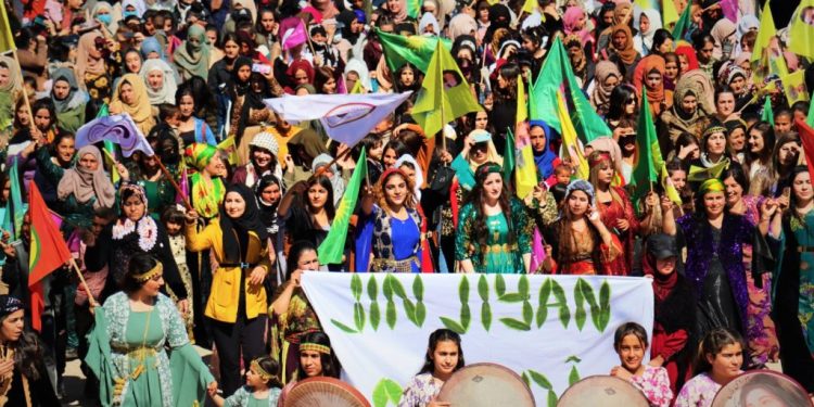 دور المرأة في تطوير المجتمع