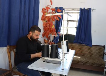 رغم التهجير والصعاب.. خيوط الأمل لا تنقطع